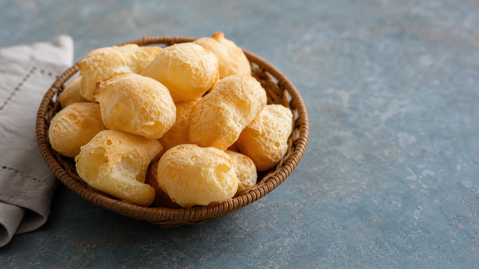 Biscoitos De Polvilho Azedo servido pronto em apresentação gastronômica profissional.